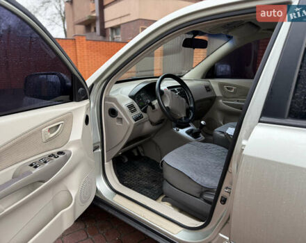 Хендай Туксон, объемом двигателя 2 л и пробегом 248 тыс. км за 7300 $, фото 6 на Automoto.ua