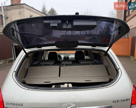 Хендай Туксон, объемом двигателя 2 л и пробегом 248 тыс. км за 7300 $, фото 13 на Automoto.ua