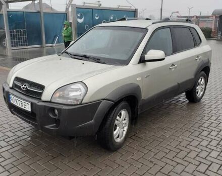 Желтый Хендай Туксон, объемом двигателя 2 л и пробегом 207 тыс. км за 8200 $, фото 2 на Automoto.ua