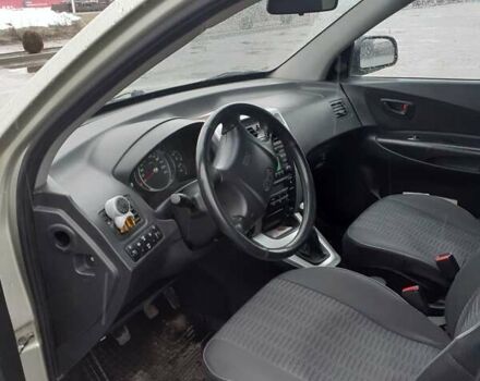 Желтый Хендай Туксон, объемом двигателя 2 л и пробегом 207 тыс. км за 8200 $, фото 12 на Automoto.ua