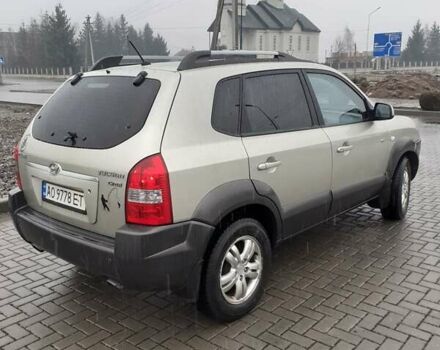 Желтый Хендай Туксон, объемом двигателя 2 л и пробегом 207 тыс. км за 8200 $, фото 4 на Automoto.ua