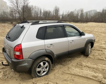 Серый Хендай Туксон, объемом двигателя 2 л и пробегом 267 тыс. км за 4300 $, фото 1 на Automoto.ua