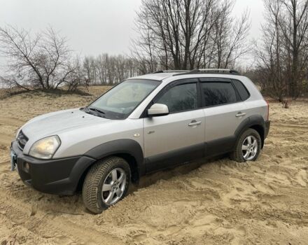 Серый Хендай Туксон, объемом двигателя 2 л и пробегом 267 тыс. км за 4300 $, фото 2 на Automoto.ua