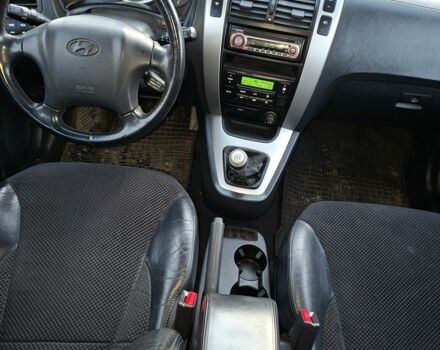 Серый Хендай Туксон, объемом двигателя 2 л и пробегом 320 тыс. км за 4200 $, фото 7 на Automoto.ua