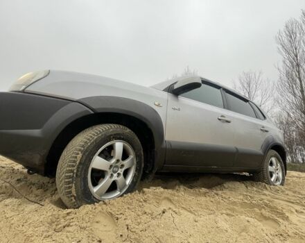 Серый Хендай Туксон, объемом двигателя 2 л и пробегом 267 тыс. км за 4300 $, фото 7 на Automoto.ua