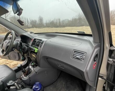 Серый Хендай Туксон, объемом двигателя 2 л и пробегом 267 тыс. км за 4300 $, фото 20 на Automoto.ua