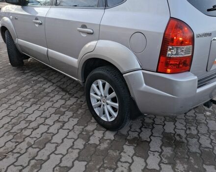 Серый Хендай Туксон, объемом двигателя 2 л и пробегом 320 тыс. км за 4200 $, фото 6 на Automoto.ua