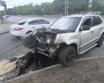 Хендай Туксон 2007 в Днепре (Днепропетровске) на Automoto.ua Серый Хендай Туксон, объемом двигателя 0 л и пробегом 200 тыс. км за 2020 $, фото 4 на Automoto.ua