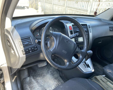 Серый Хендай Туксон, объемом двигателя 2 л и пробегом 211 тыс. км за 5300 $, фото 5 на Automoto.ua