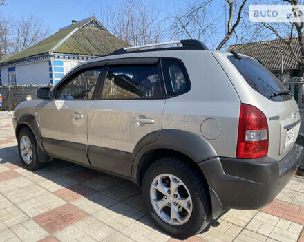 Серый Хендай Туксон, объемом двигателя 2 л и пробегом 211 тыс. км за 5300 $, фото 2 на Automoto.ua
