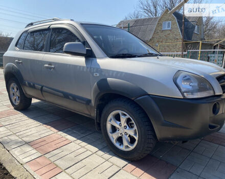 Серый Хендай Туксон, объемом двигателя 2 л и пробегом 211 тыс. км за 5300 $, фото 3 на Automoto.ua