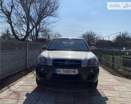 Серый Хендай Туксон, объемом двигателя 2 л и пробегом 211 тыс. км за 5300 $, фото 1 на Automoto.ua