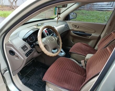 Серый Хендай Туксон, объемом двигателя 2 л и пробегом 285 тыс. км за 7600 $, фото 4 на Automoto.ua