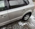 Сірий Хендай Туксон, об'ємом двигуна 2 л та пробігом 260 тис. км за 7000 $, фото 4 на Automoto.ua