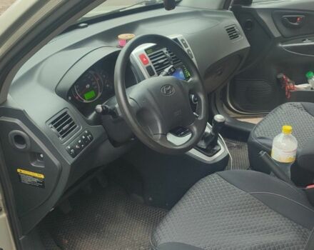 Серый Хендай Туксон, объемом двигателя 2 л и пробегом 169 тыс. км за 7500 $, фото 5 на Automoto.ua