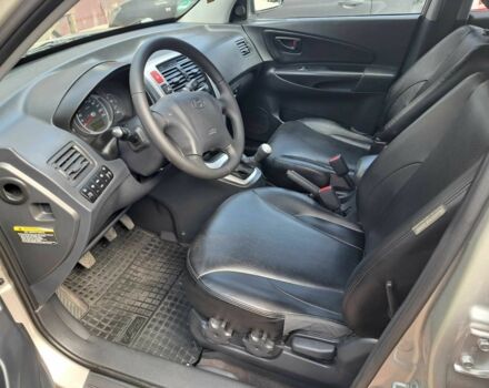 Серый Хендай Туксон, объемом двигателя 2 л и пробегом 220 тыс. км за 8800 $, фото 5 на Automoto.ua