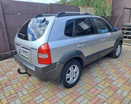 Серый Хендай Туксон, объемом двигателя 2 л и пробегом 220 тыс. км за 8800 $, фото 3 на Automoto.ua