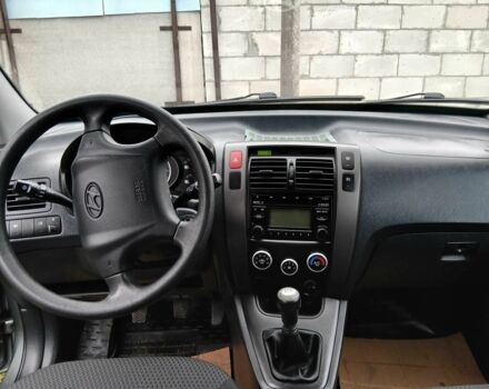 Серый Хендай Туксон, объемом двигателя 2 л и пробегом 78 тыс. км за 11600 $, фото 4 на Automoto.ua