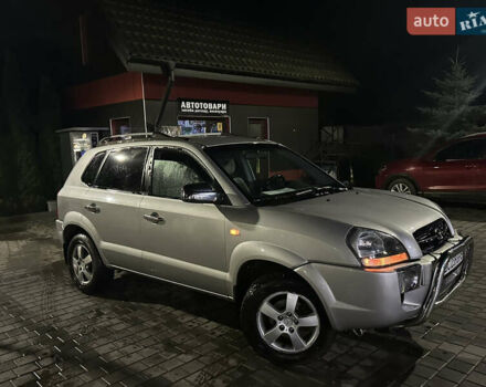 Сірий Хендай Туксон, об'ємом двигуна 2 л та пробігом 262 тис. км за 6200 $, фото 4 на Automoto.ua