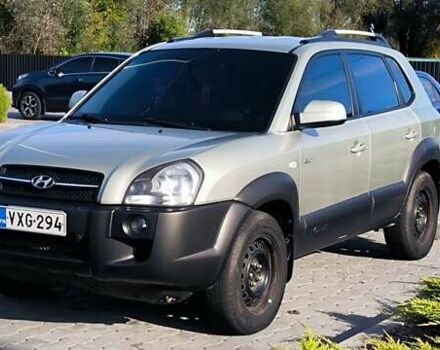 Серый Хендай Туксон, объемом двигателя 1.99 л и пробегом 275 тыс. км за 4400 $, фото 1 на Automoto.ua
