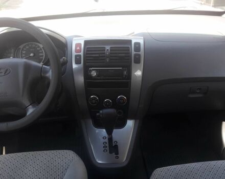 Серый Хендай Туксон, объемом двигателя 2 л и пробегом 235 тыс. км за 4600 $, фото 2 на Automoto.ua