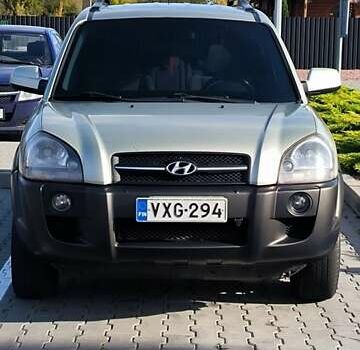 Серый Хендай Туксон, объемом двигателя 1.99 л и пробегом 275 тыс. км за 4400 $, фото 2 на Automoto.ua