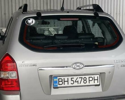 Серый Хендай Туксон, объемом двигателя 1.99 л и пробегом 230 тыс. км за 7000 $, фото 3 на Automoto.ua