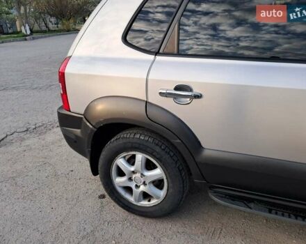 Серый Хендай Туксон, объемом двигателя 2 л и пробегом 290 тыс. км за 7500 $, фото 3 на Automoto.ua