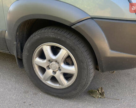 Серый Хендай Туксон, объемом двигателя 2.66 л и пробегом 297 тыс. км за 7000 $, фото 1 на Automoto.ua