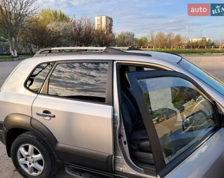 Серый Хендай Туксон, объемом двигателя 2 л и пробегом 290 тыс. км за 7500 $, фото 2 на Automoto.ua