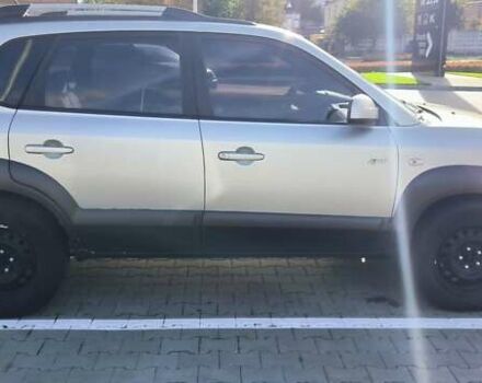 Серый Хендай Туксон, объемом двигателя 1.99 л и пробегом 275 тыс. км за 4400 $, фото 3 на Automoto.ua