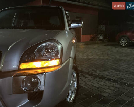 Сірий Хендай Туксон, об'ємом двигуна 2 л та пробігом 262 тис. км за 6200 $, фото 2 на Automoto.ua