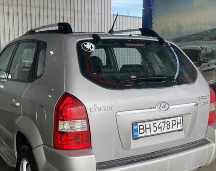 Серый Хендай Туксон, объемом двигателя 1.99 л и пробегом 230 тыс. км за 7000 $, фото 1 на Automoto.ua