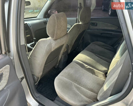 Сірий Хендай Туксон, об'ємом двигуна 2 л та пробігом 250 тис. км за 5850 $, фото 16 на Automoto.ua