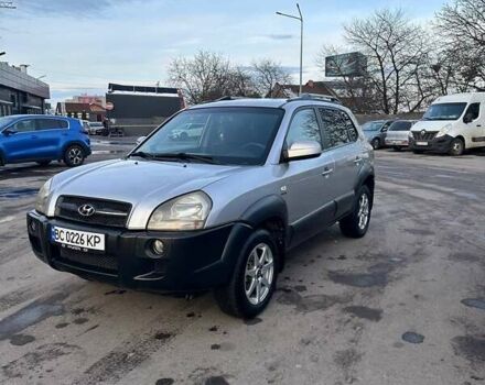 Серый Хендай Туксон, объемом двигателя 1.98 л и пробегом 220 тыс. км за 6800 $, фото 1 на Automoto.ua