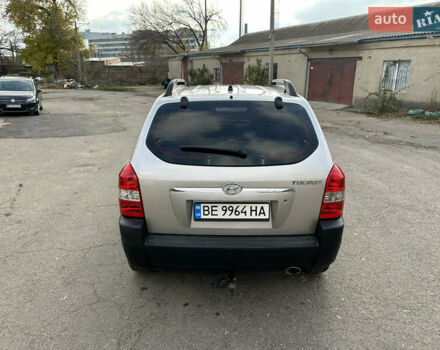 Сірий Хендай Туксон, об'ємом двигуна 2 л та пробігом 250 тис. км за 5850 $, фото 4 на Automoto.ua