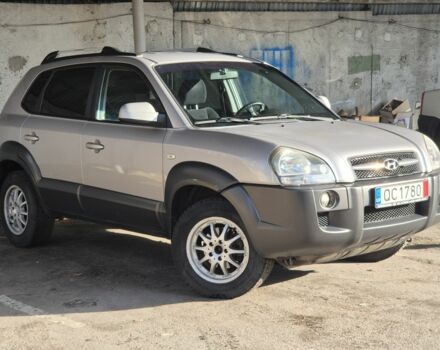 Сірий Хендай Туксон, об'ємом двигуна 2 л та пробігом 250 тис. км за 4132 $, фото 1 на Automoto.ua