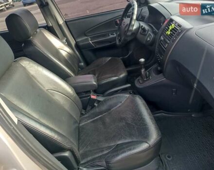 Серый Хендай Туксон, объемом двигателя 1.98 л и пробегом 181 тыс. км за 7000 $, фото 17 на Automoto.ua