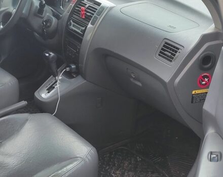 Серый Хендай Туксон, объемом двигателя 2 л и пробегом 264 тыс. км за 4500 $, фото 12 на Automoto.ua