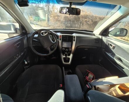 Сірий Хендай Туксон, об'ємом двигуна 2 л та пробігом 250 тис. км за 4132 $, фото 3 на Automoto.ua