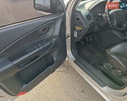 Серый Хендай Туксон, объемом двигателя 1.98 л и пробегом 181 тыс. км за 7000 $, фото 21 на Automoto.ua