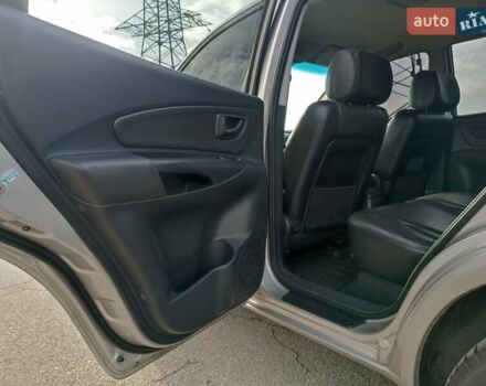 Серый Хендай Туксон, объемом двигателя 1.98 л и пробегом 181 тыс. км за 7000 $, фото 12 на Automoto.ua