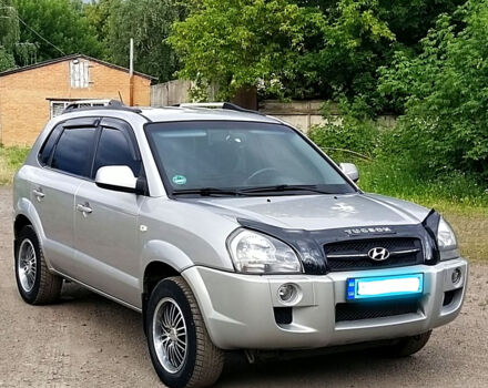 Серый Хендай Туксон, объемом двигателя 2 л и пробегом 249 тыс. км за 7550 $, фото 6 на Automoto.ua
