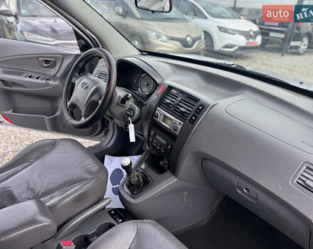 Серый Хендай Туксон, объемом двигателя 2 л и пробегом 155 тыс. км за 6989 $, фото 51 на Automoto.ua