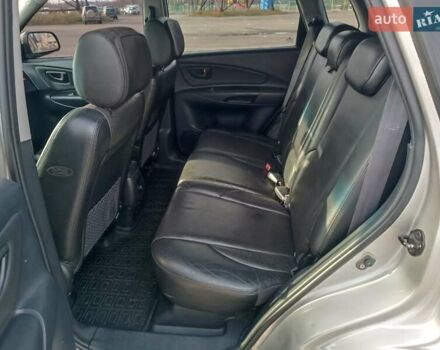 Серый Хендай Туксон, объемом двигателя 1.98 л и пробегом 181 тыс. км за 7000 $, фото 11 на Automoto.ua