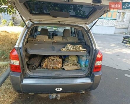 Сірий Хендай Туксон, об'ємом двигуна 2 л та пробігом 320 тис. км за 4200 $, фото 8 на Automoto.ua