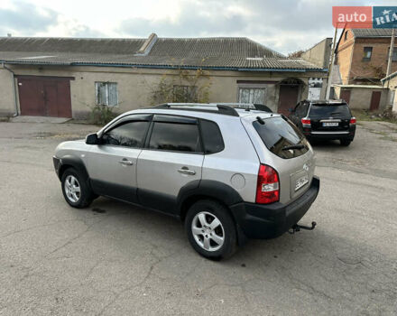 Сірий Хендай Туксон, об'ємом двигуна 2 л та пробігом 250 тис. км за 5850 $, фото 3 на Automoto.ua