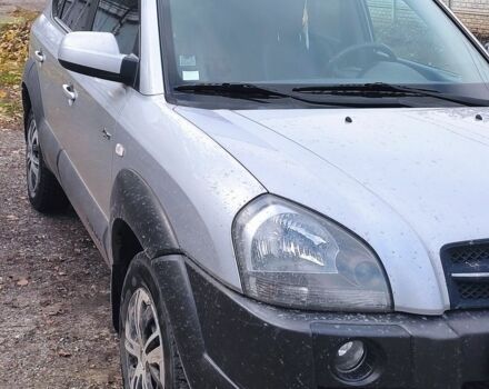 Серый Хендай Туксон, объемом двигателя 2 л и пробегом 264 тыс. км за 4500 $, фото 2 на Automoto.ua