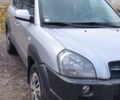Серый Хендай Туксон, объемом двигателя 2 л и пробегом 264 тыс. км за 4500 $, фото 2 на Automoto.ua