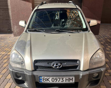 Серый Хендай Туксон, объемом двигателя 2 л и пробегом 285 тыс. км за 6500 $, фото 1 на Automoto.ua